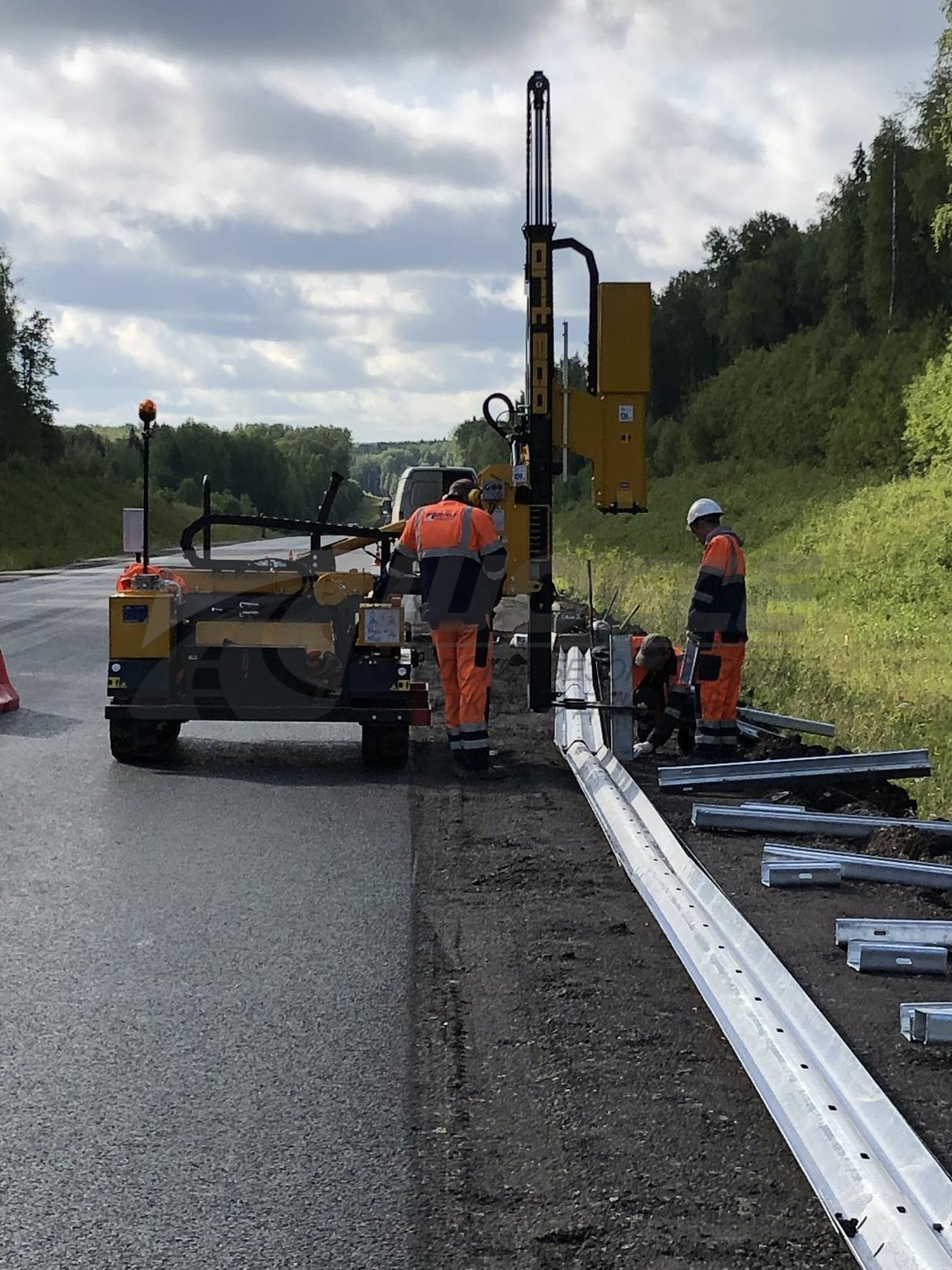 Установка металлического дорожного барьерного ограждения по России ...